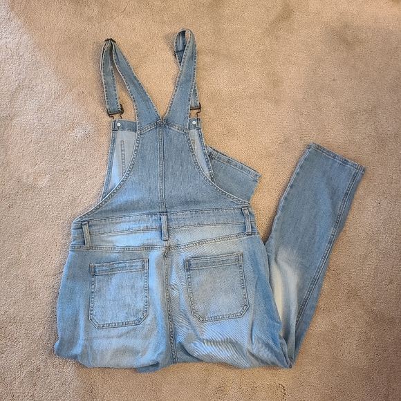 Medium wash Gap overalls - Picture 3 of 5
